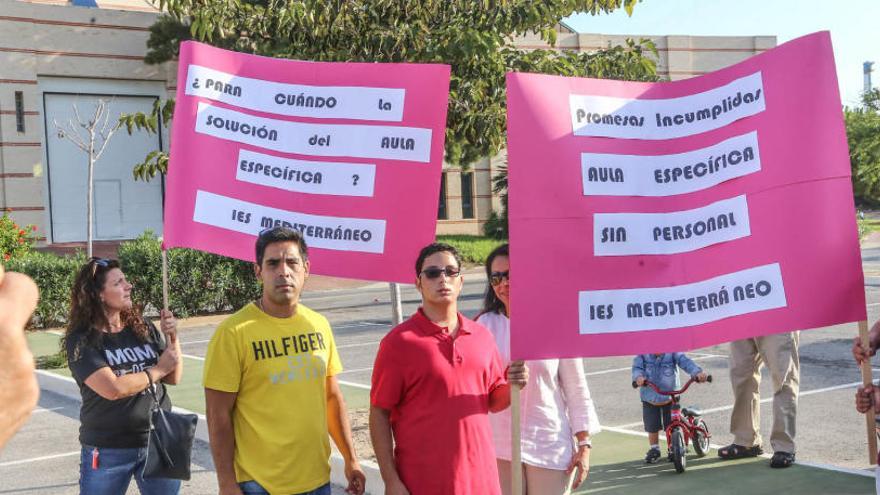 Imagen del grupo de padres que protestaron para reclamar que se cubrieran las plazas del IES Mediterráneo