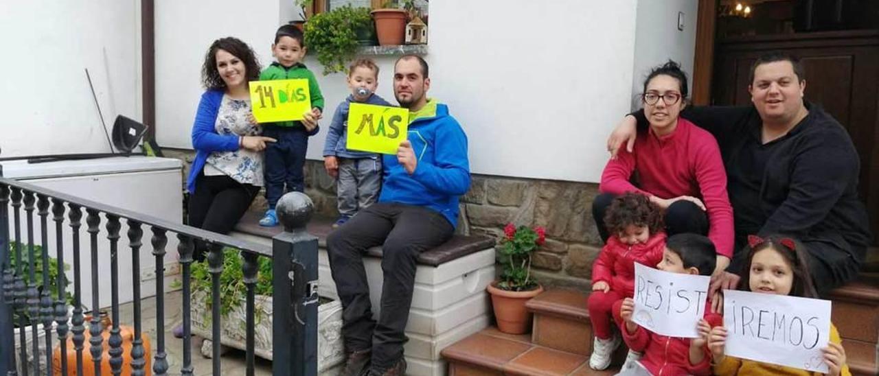 A la izquierda, Nadia González, Eiren y Aidan López y René López. Y la otra familia de Tiós: Laura Hernández y Diego González con sus hijos Triana, Pelayo y Rosa Daniela (de izquierda a derecha).