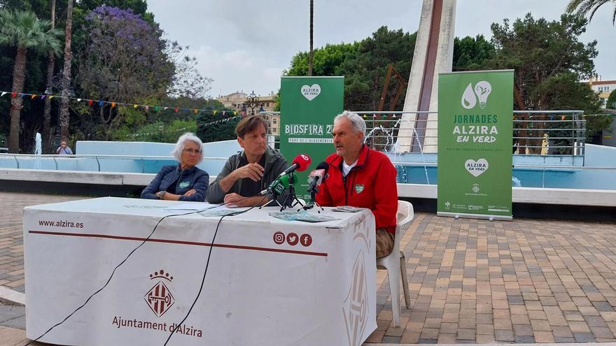 Artemi Cerdà, a la derecha, junto al alcalde de Alzira, Alfons Domínguez, la concejal de Educación, Virtuts Piera.