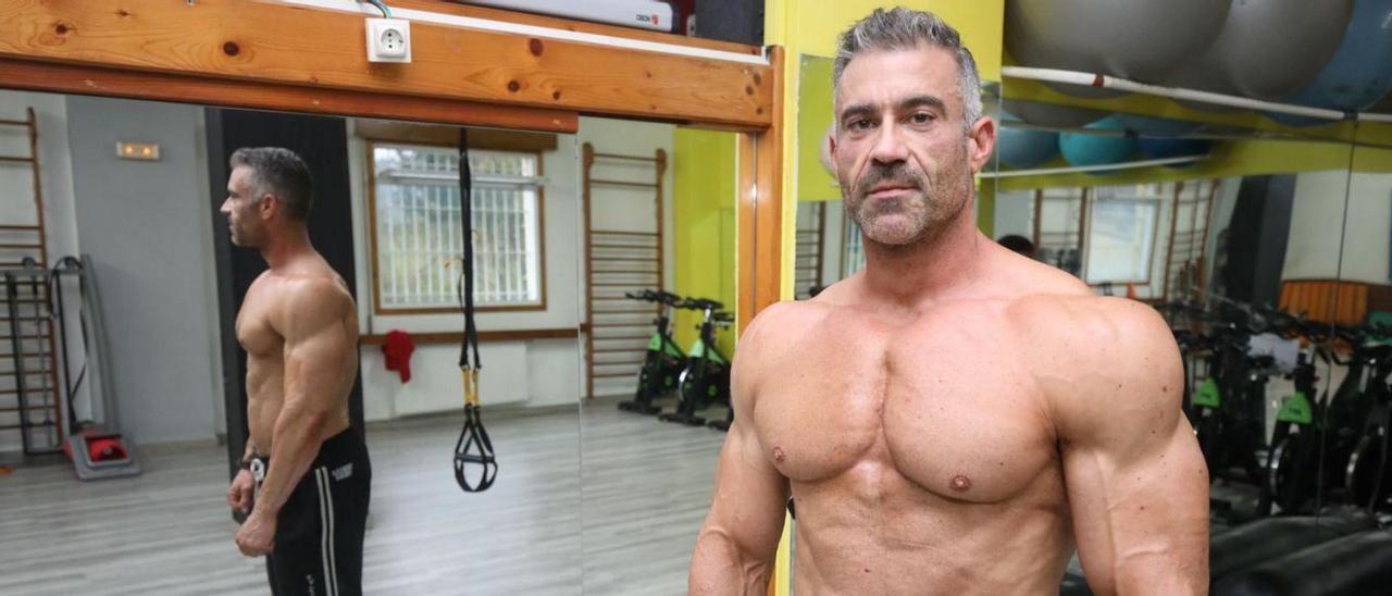 Carlos Remeseiro muestra sus definidos músculos en el gimnasio.   | // ANXO GUTIÉRREZ