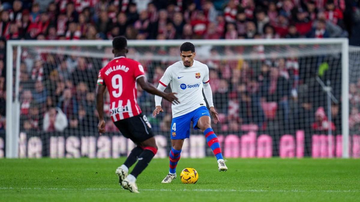 Araújo, con Iñaki Williams, en San Mamés