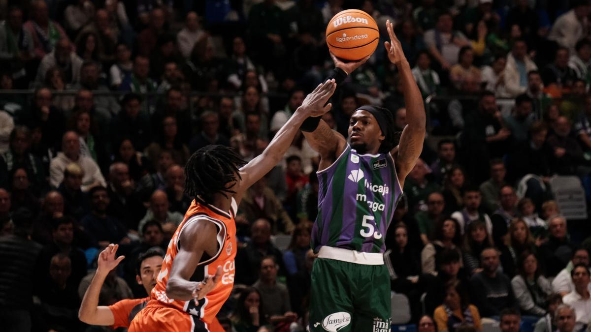 Kendrick Perry lanza ante la defensa de Chris Jones en el Martín Carpena.