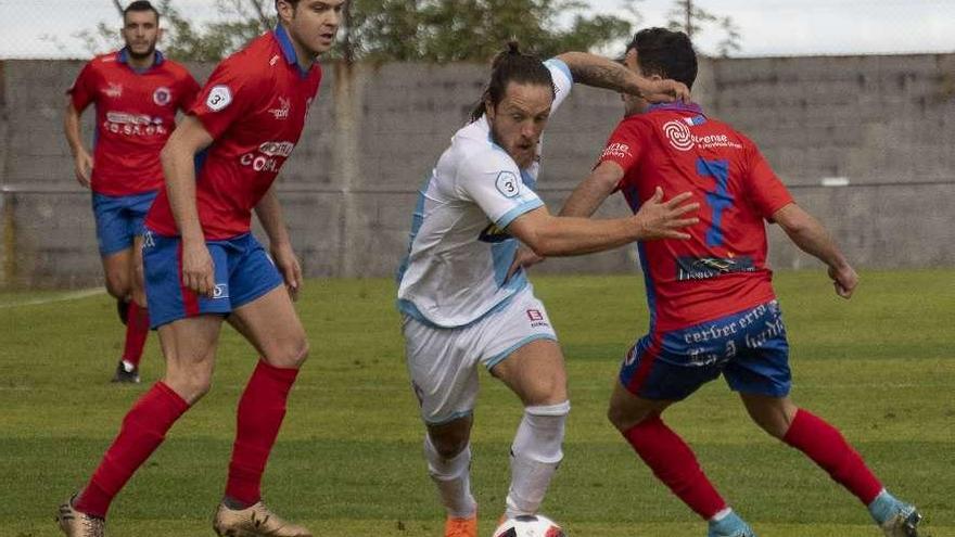 En la primera vuelta se produjo un empate (1-1) en partido que se disputó en Celanova. // Enzo Sarmiento