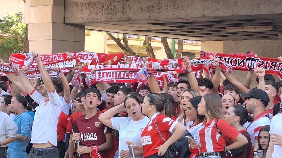 Aficionados del Sevilla FC cantan el himno del centenario