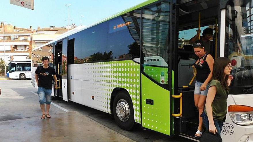 Imatge del bus exprés que arriba fins a Barcelona