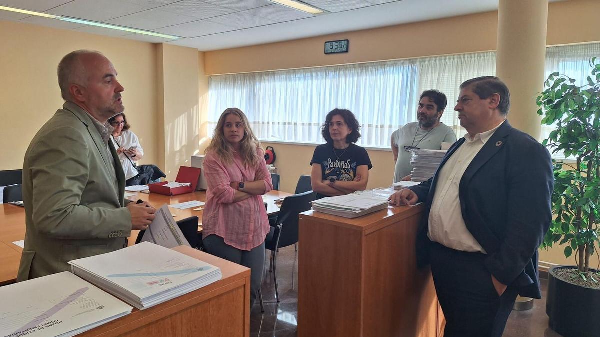 El subdelegado del Gobierno en A Coruña, Julio Abalde, supervisó la prueba de acceso a la Administración General del Estado.