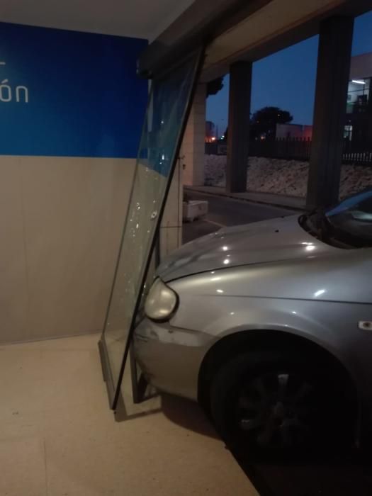 Así quedó el Materno Infantil tras empotrarse un coche contra la puerta de Urgencias