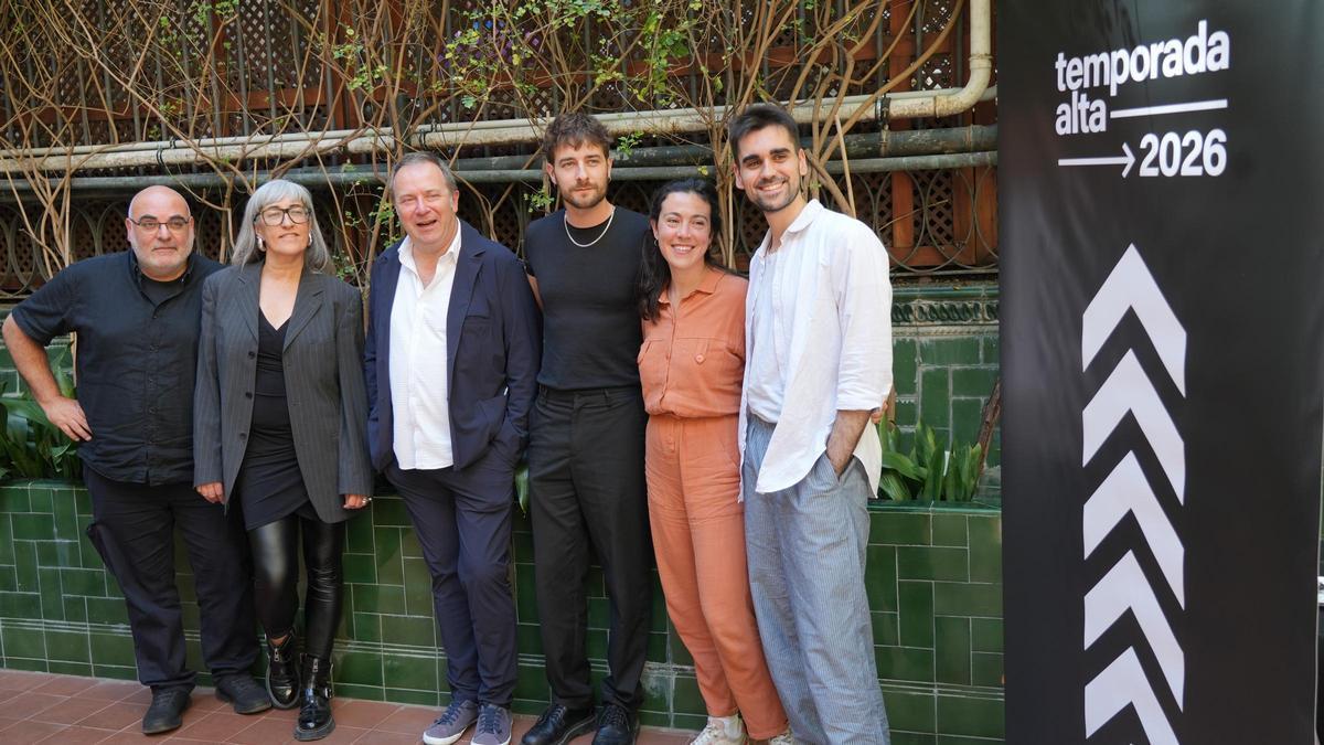 Fotografia de família amb els responsables del Temporada Alta i els actors Agnes Mateus, Quim Tarrida, Maria Jover i Gerard Franch.