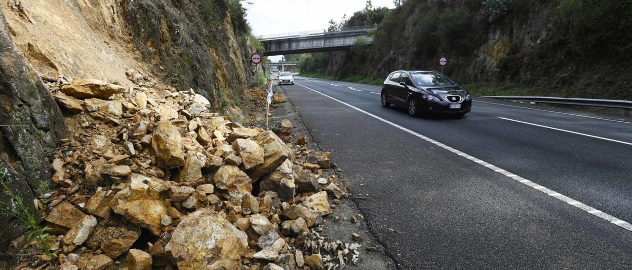 La lluvia vuelve a provocar desprendimientos en la PO-530.