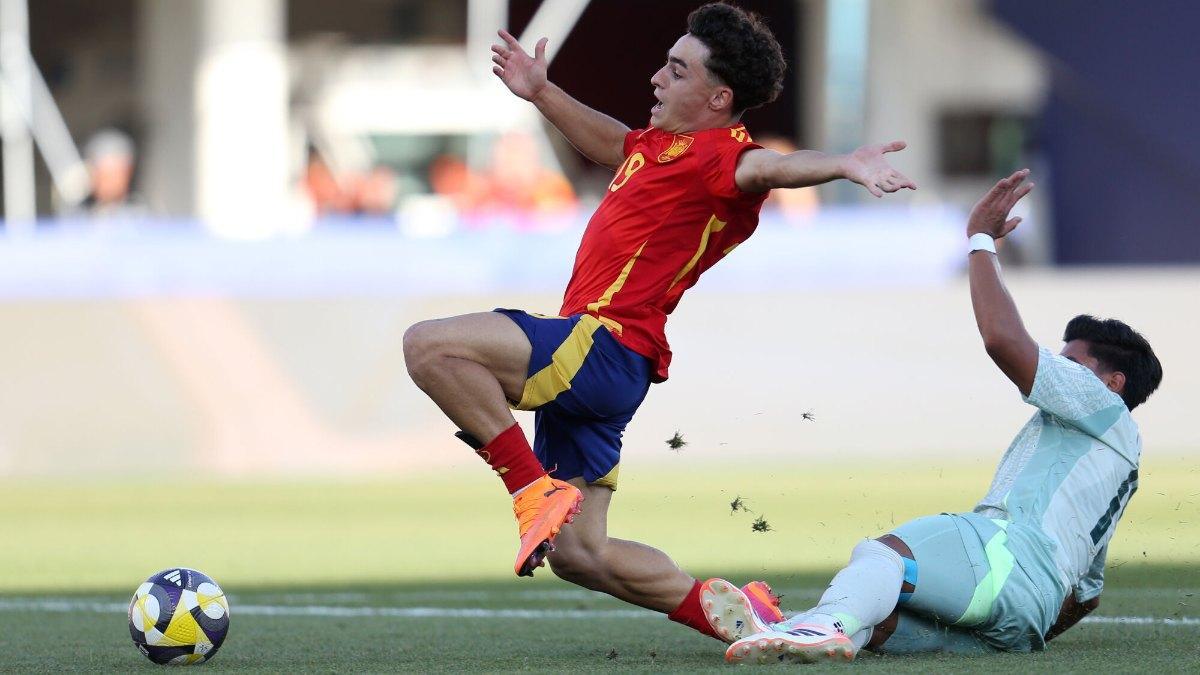 Jan Virgili en una acción ofensiva en el España-México del Mundial Sub-20