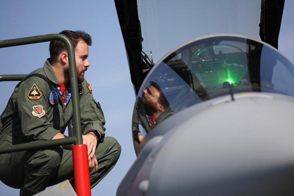 Un piloto español y su Eurofighter, en la base búlgara de Ignatievo, en febrero de 2022