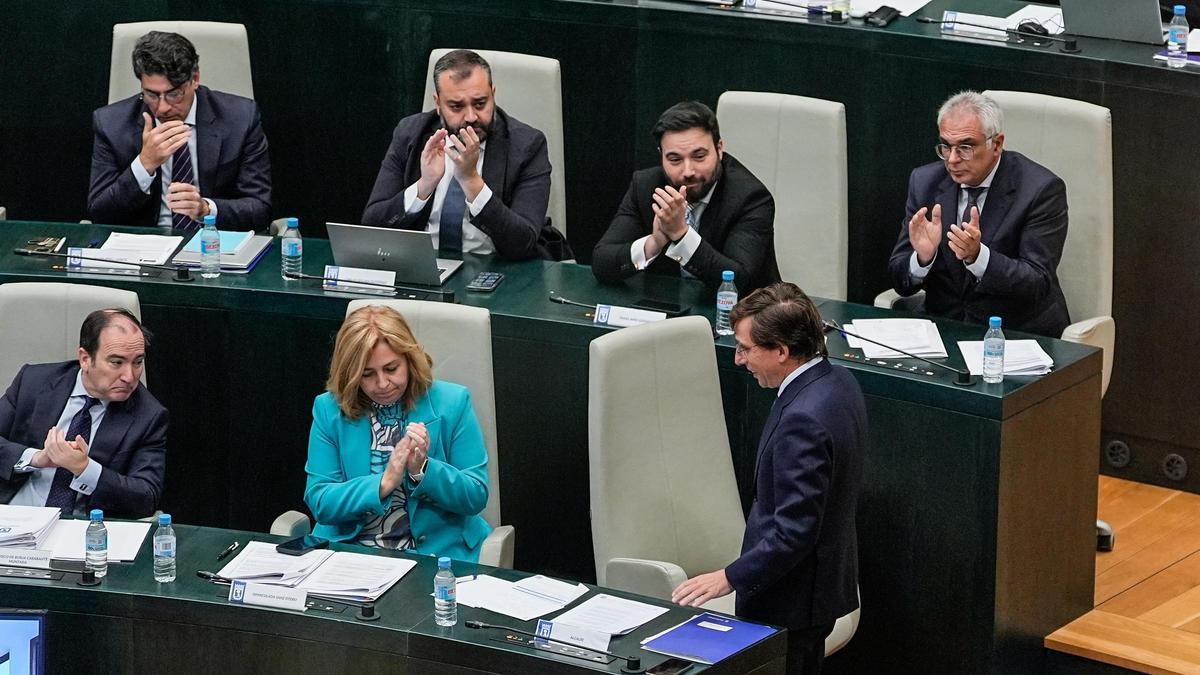Carabante, Sanz y Almeida, junto a otros miembros del Gobierno municipal, durante el Pleno de este martes.
