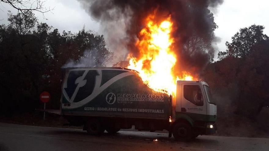 Crema un camió carregat de bateries de plom a Caldes de Malavella