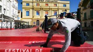 La alfombra roja ya ha sido desplegada frente al Teatro Cervantes.