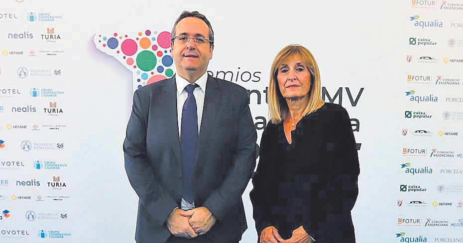 María Ángeles Capilla, directora de Unión de Mutuas; y Víctor Valera, Comunicación de Unión de Mutuas.