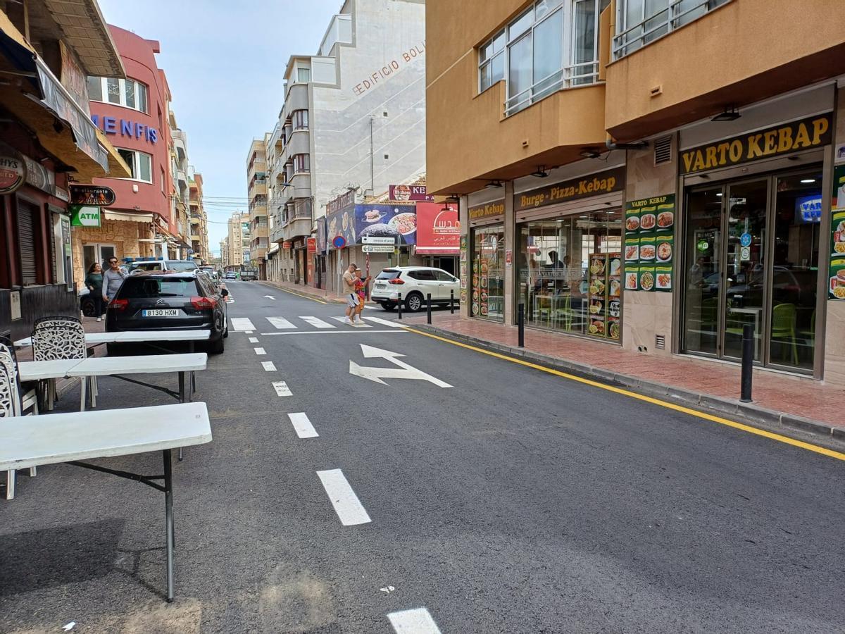 Calle Ramón y Cajal tras el reasfaltado y la reordenación del aparcamiento