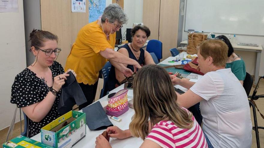 Varios de los beneficiarios durante un taller de cuero.