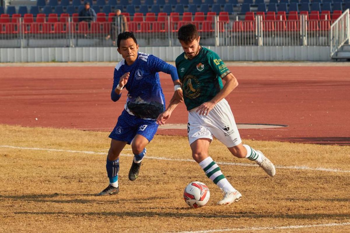 Samu Machón, con la pelota, durante el encuentro contra Nepal.