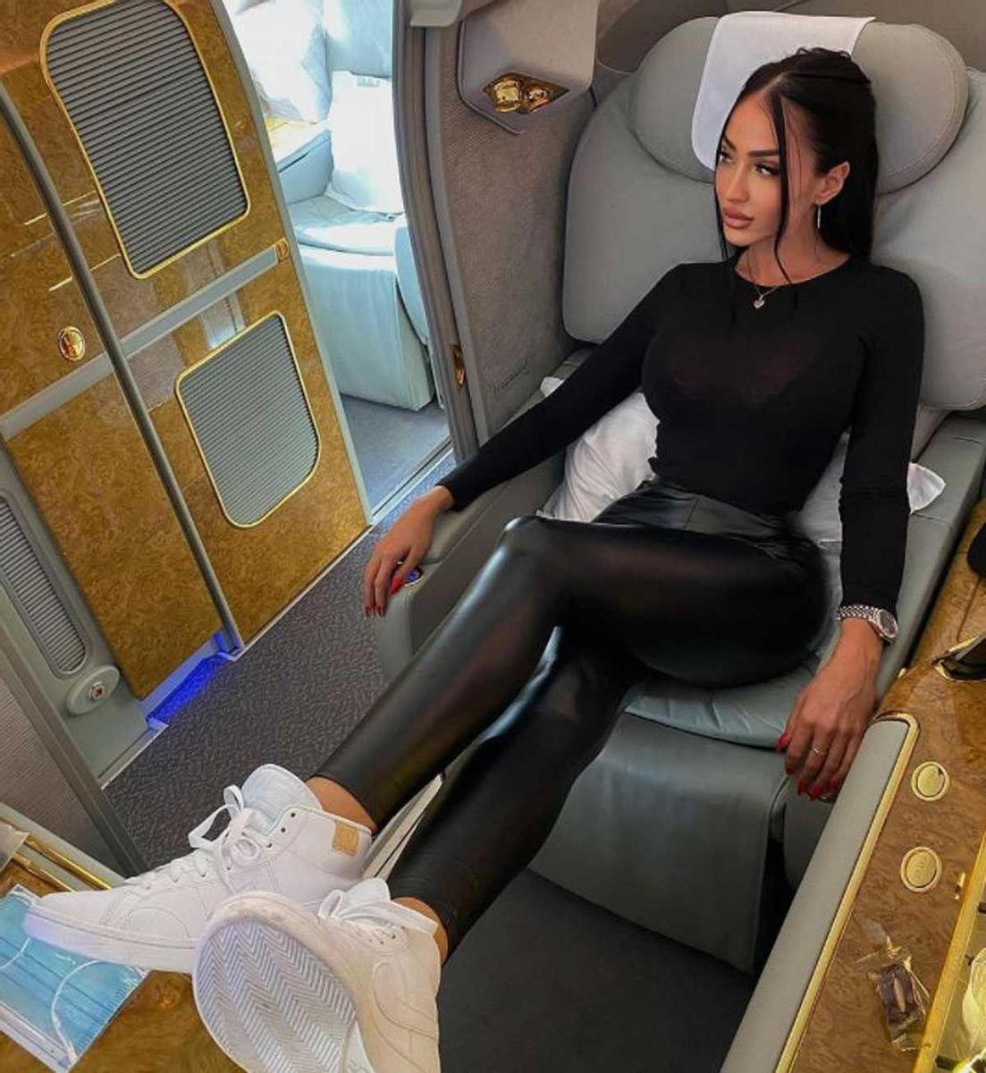 Aurah Ruiz en primera clase en avión camino a Dubai