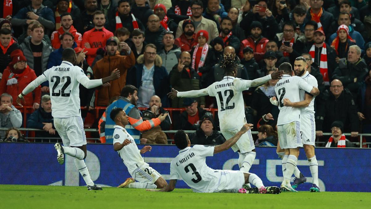 Los jugadores del Madrid celebran uno de los goles del equipo en Liverpool.
