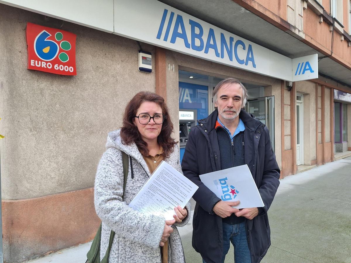 Lorena Suárez e Benxamín Queiro diante da oficina de Abanca, en Vimianzo.