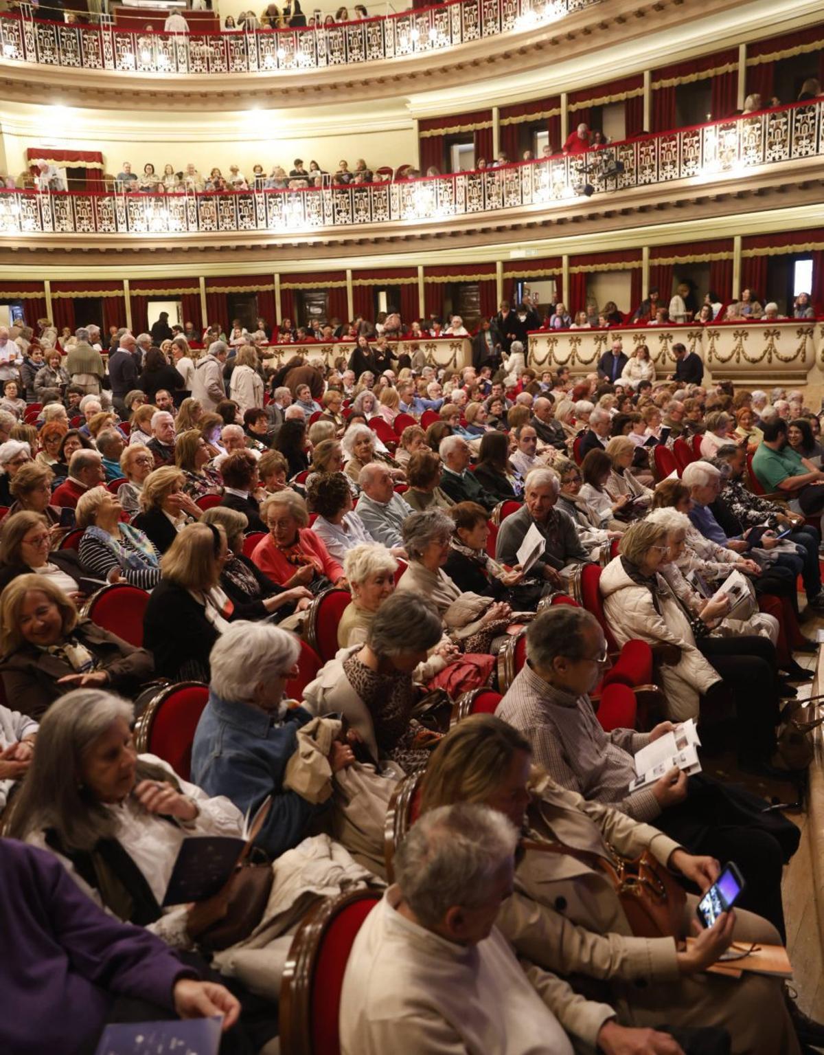 El público del teatro Campoamor, ayer, a la espera del inicio de «La Verbena de la Paloma». | LUISMA MURIAS