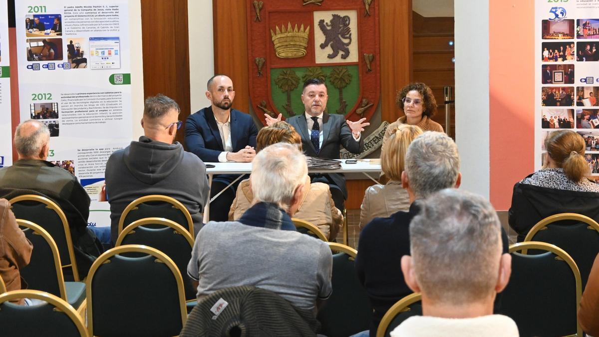Teodoro Sosa, Julio Mateo y Nuria Vega, con representantes de las Asociaciones de Vecinos