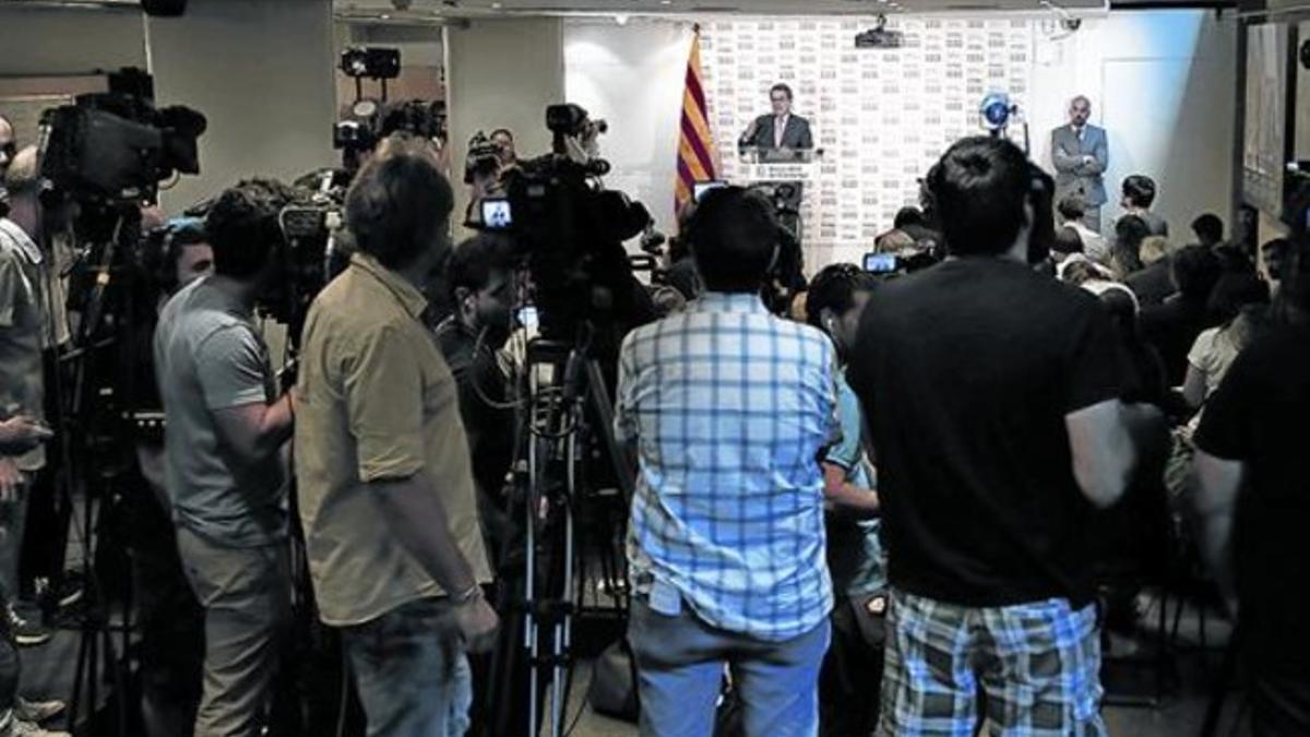 Mas, ante los medios de comunicación, ayer en la sede de Blanquerna.