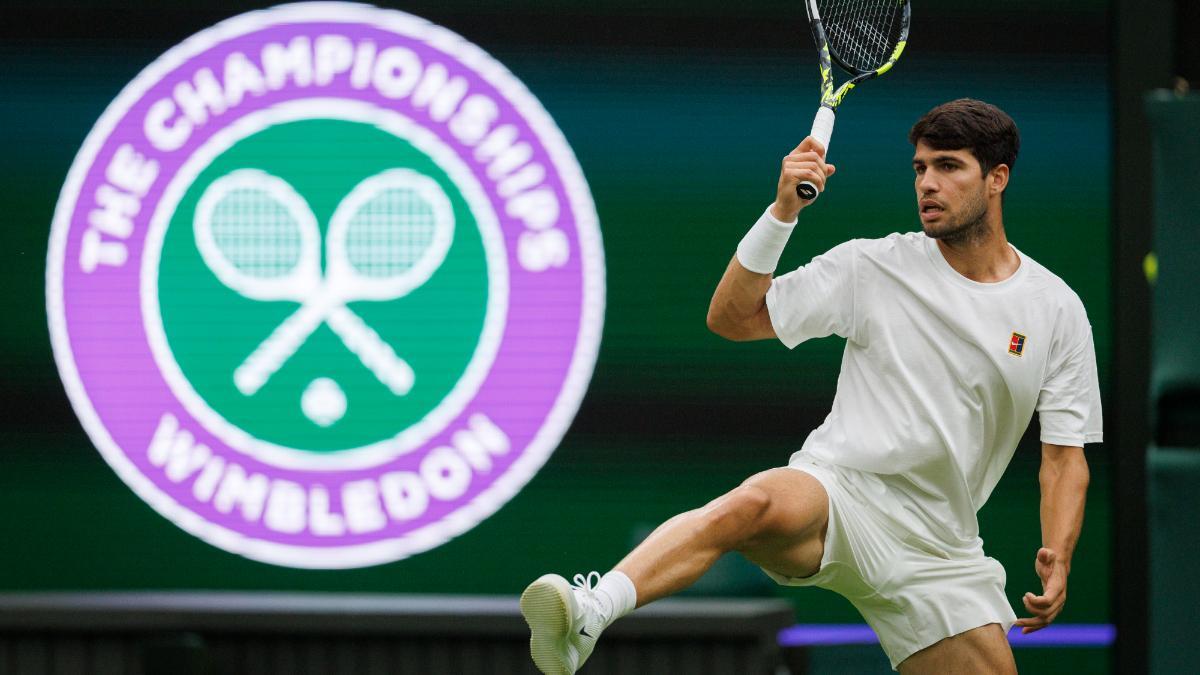 Alcaraz durante su entrenamiento en Wimbledon con Djokovic