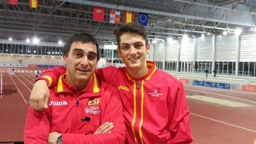 Darío Costas, junto a su entrenador Santi Ferrer. // FdV