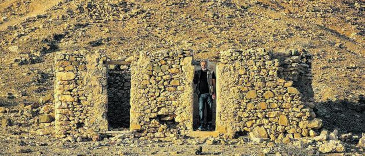 Juan Gopar en un paisaje árido de las Islas.