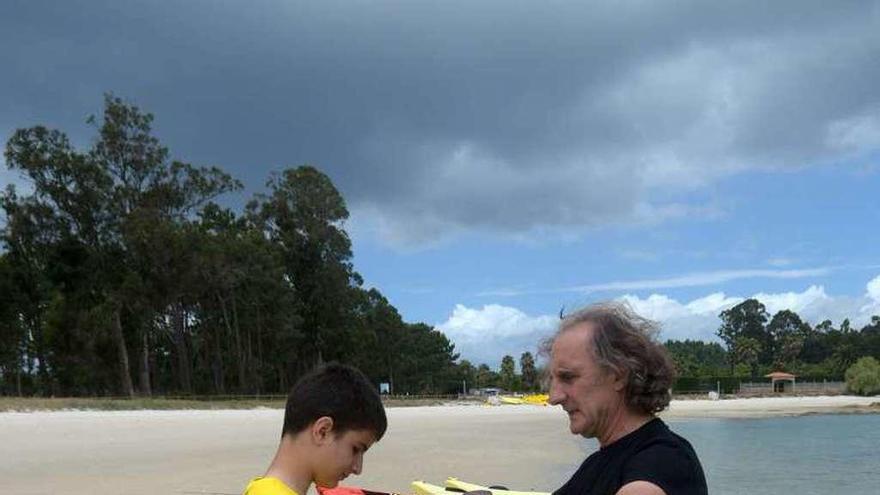 Un instructor le explica a uno de los niños el manejo de la pala. // N.P.