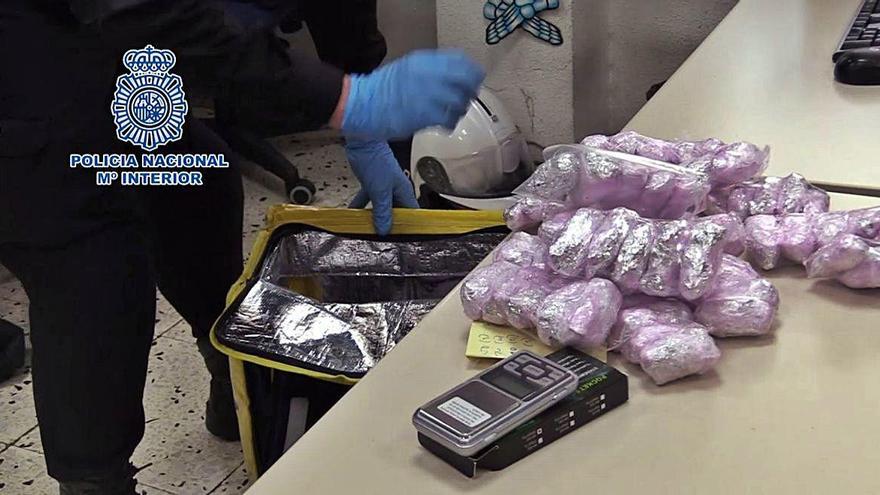 Un policía vacía la mochila del falso &#039;rider&#039; de los paquetes de marihuana envasada al por menor.