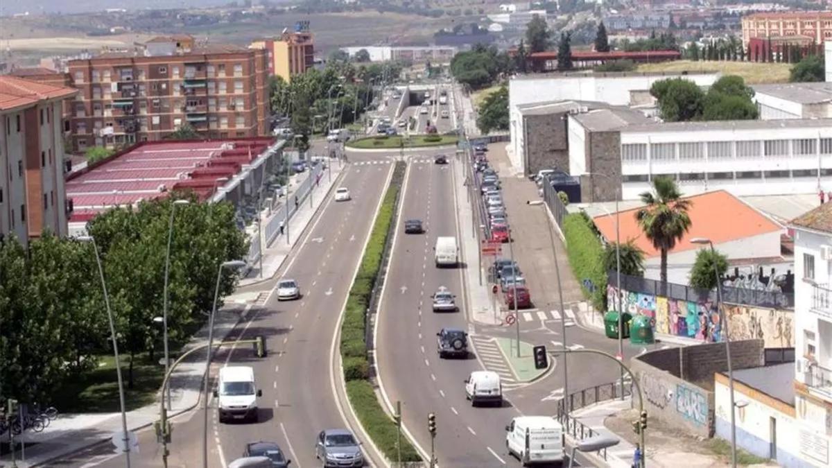 Vista de la avenida Reina Sofía de Mérida, donde se registró una colisión en cadena con seis vehículos implicados.