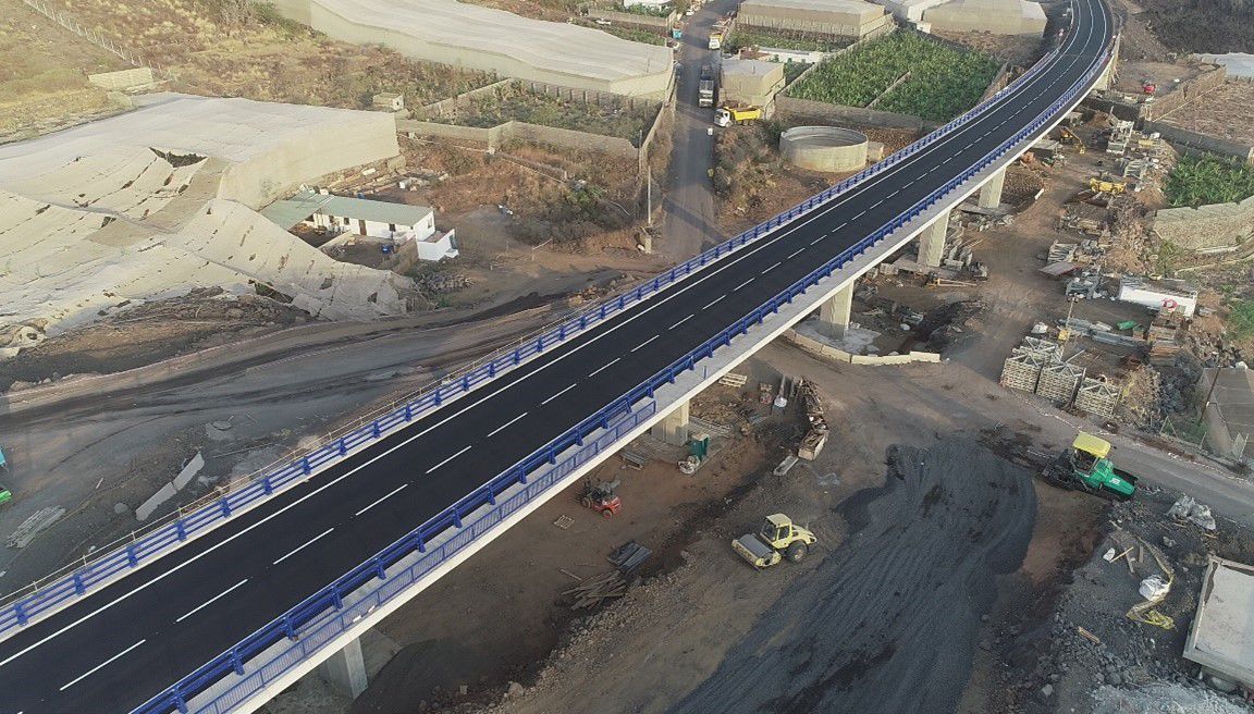 Nueva carretera sobre las coladas del volcán de La Palma