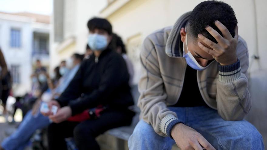 Pacientes con síntomas de dengue esperan a ser atendidos en un hospital de Buenos Aires.