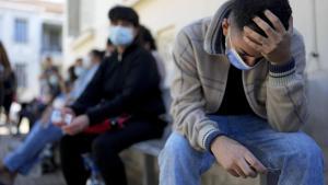 Pacientes con síntomas de dengue esperan a ser atendidos en un hospital de Buenos Aires.