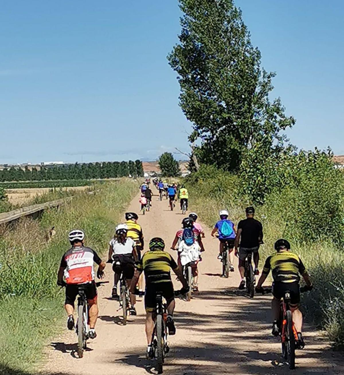 Algunos ciclistas por los caminos | P. O.