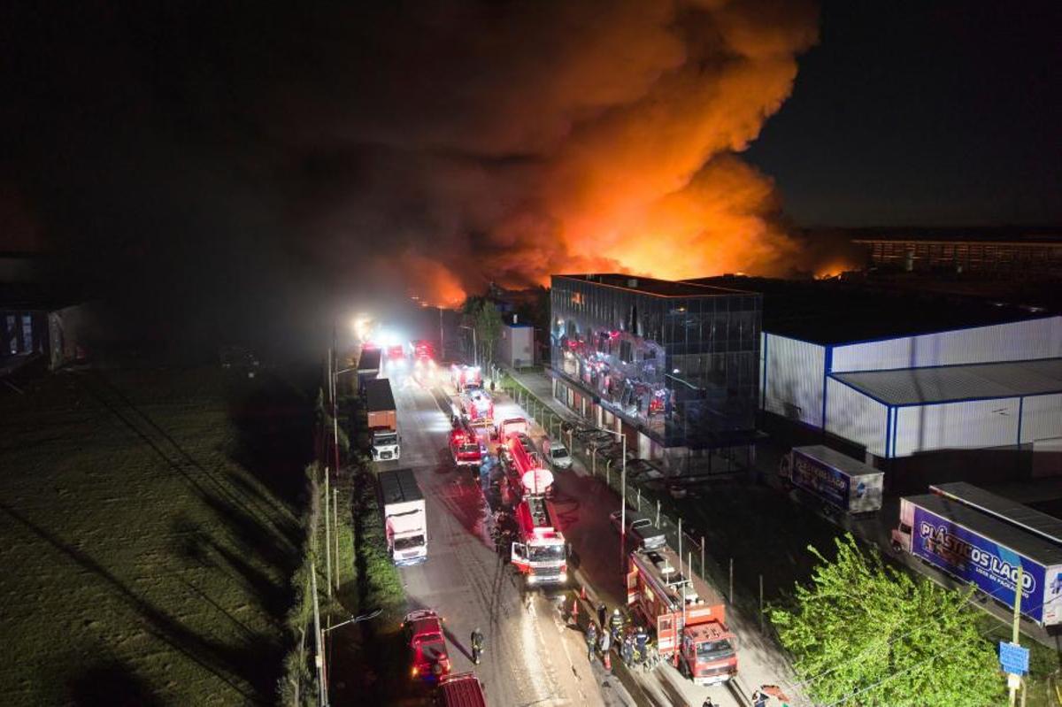 Una fuerte explosión en una zona industrial cerca del principal aeropuerto de Argentina deja al menos 15 heridos