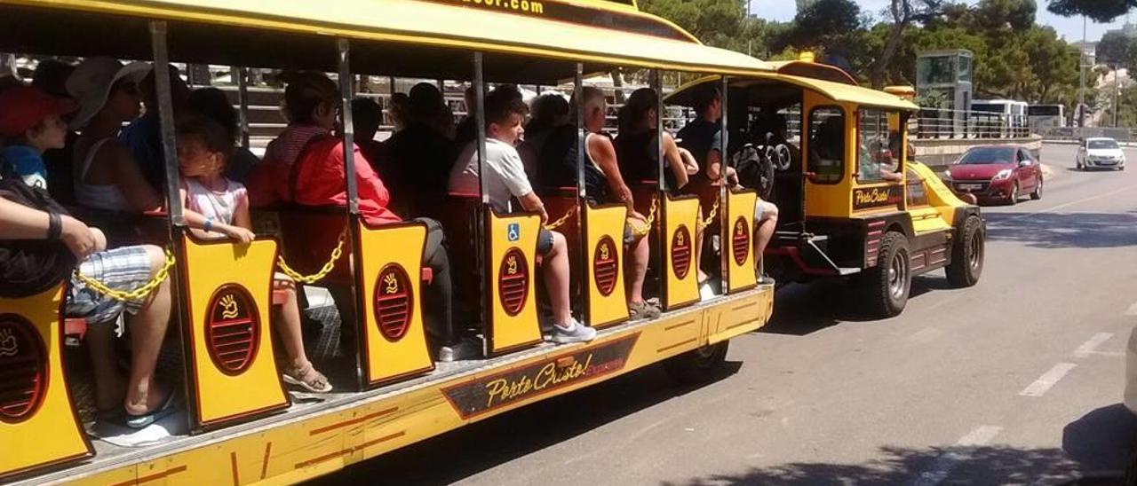 Paso del tren turístico por la plaça Aljub de Porto Cristo.