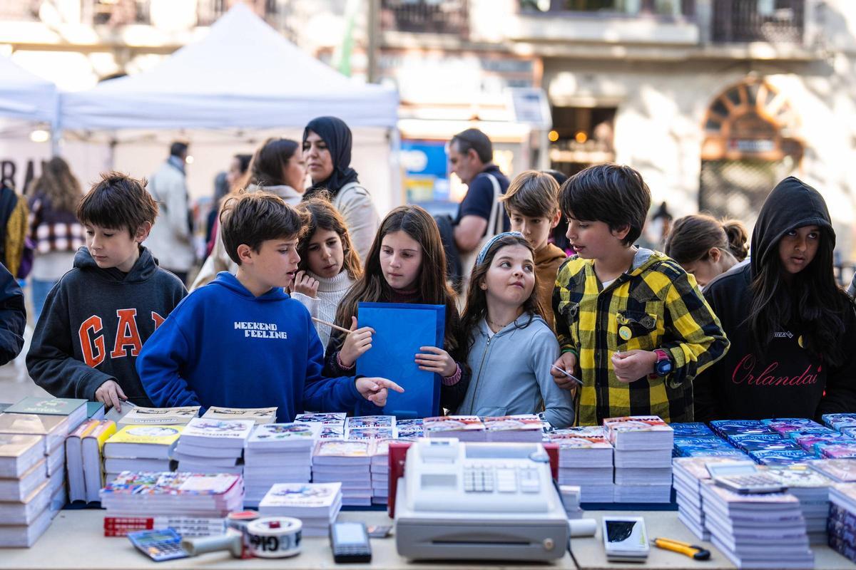 Ambiente de Sant Jordi en La Rambla de Barcelona