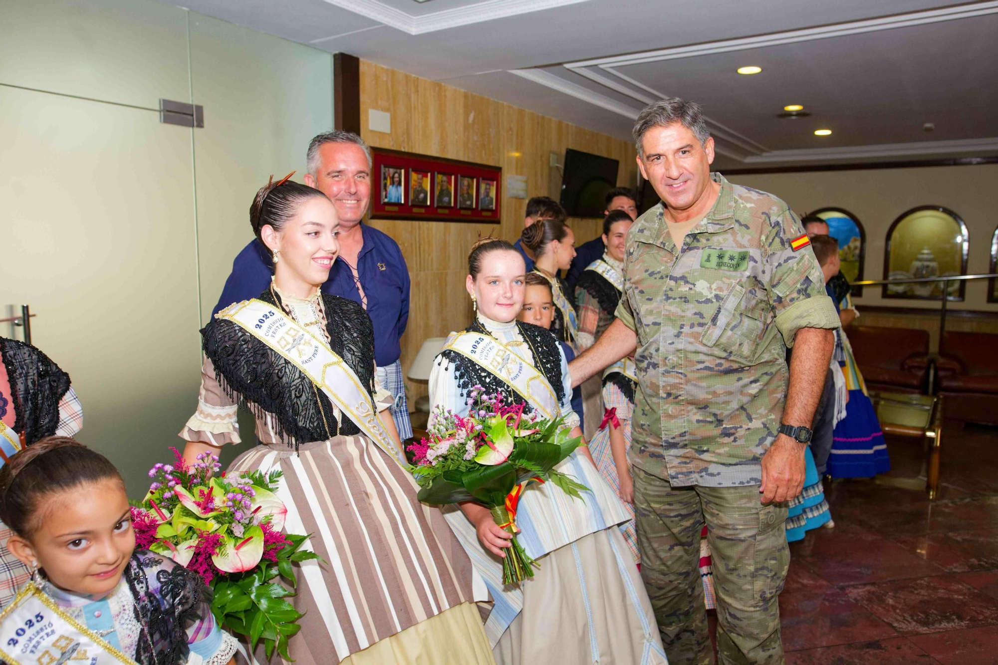 Visita de las reinas de las fiestas del Grau a la residencia militar La Plana