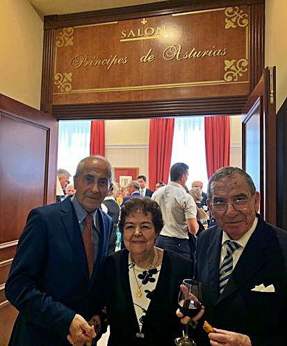 Rosita Morán, entre César Álvarez y Emilio Serrano, en Covadonga en 2018, con motivo de los actos del centenario. | LNE