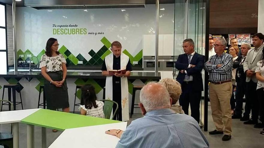 El párroco de Lugones, Joaquín Serrano, bendice las nuevas instalaciones de Masymas.