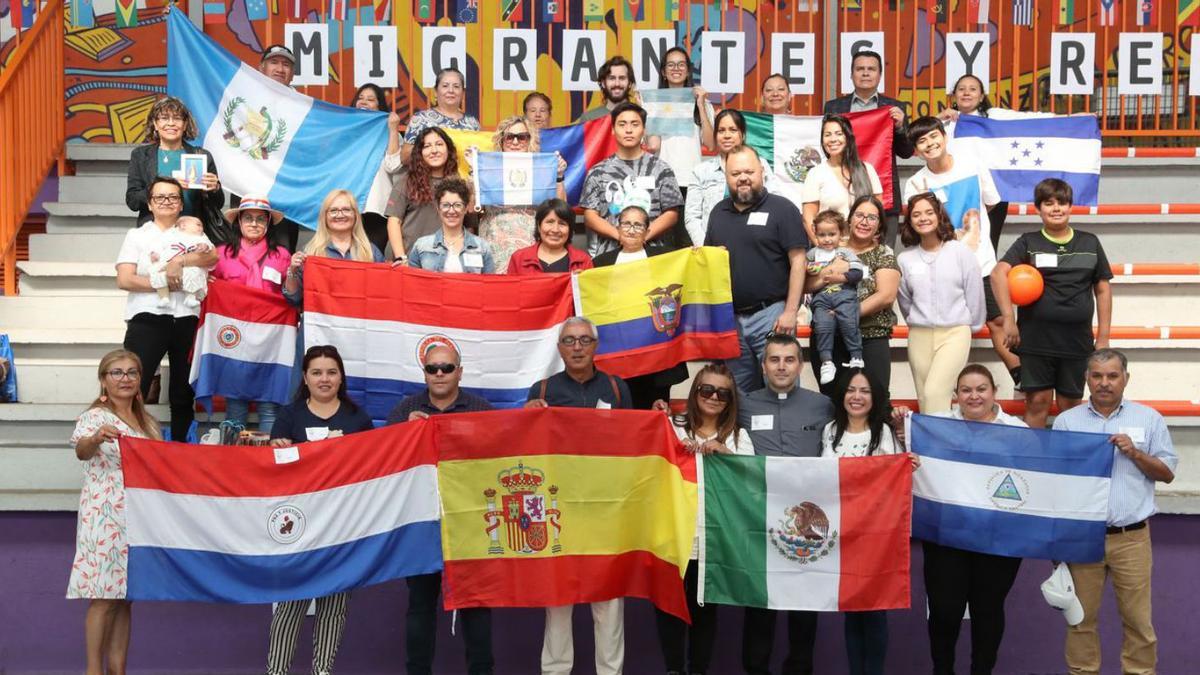 Un grupo de los asistentes que ayer se reunieron en el colegio Jesuitinas-Miralba a comer.   | // RICARDO GROBAS