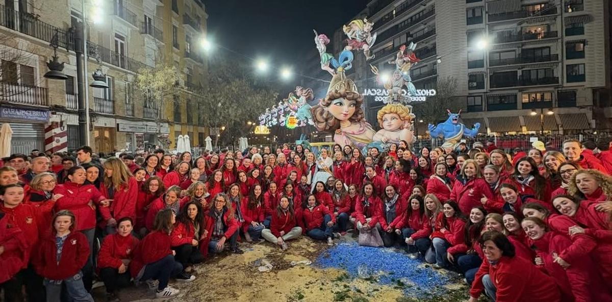 Los falleros, con la falla del pasado ejercicio antes de la "cremà"