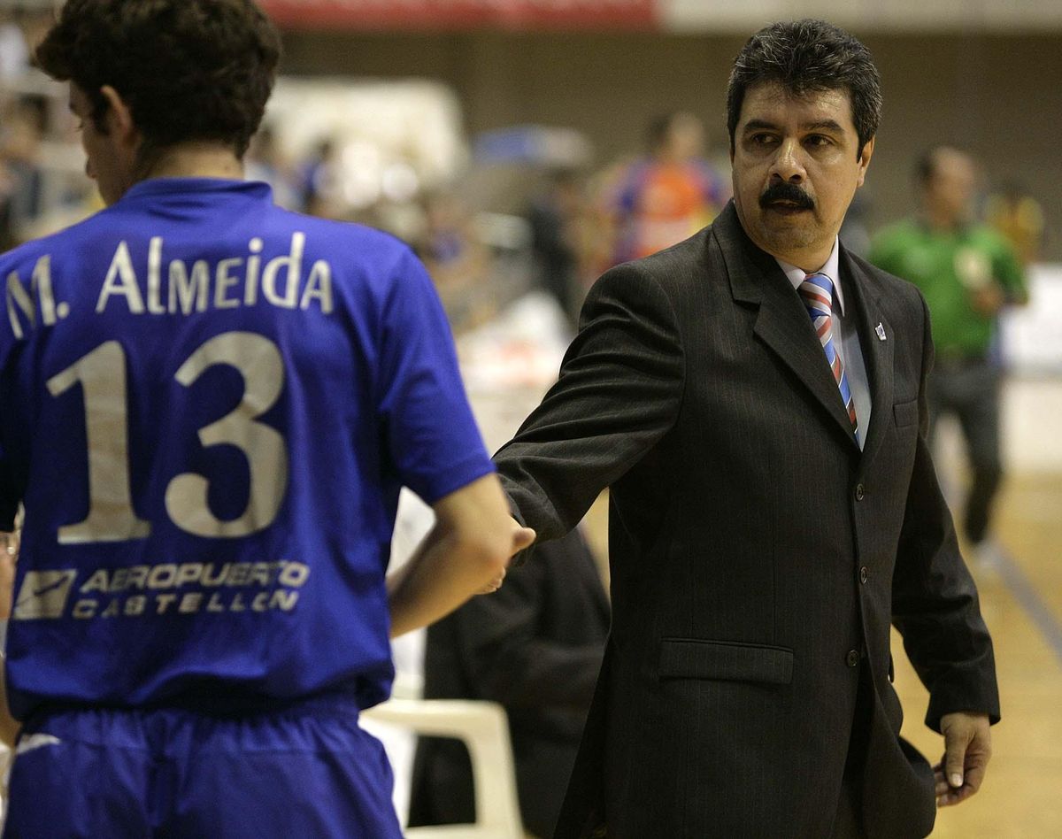 Adolfo Ruiz, como entrenador, durante un partido del Playas de Castellón.