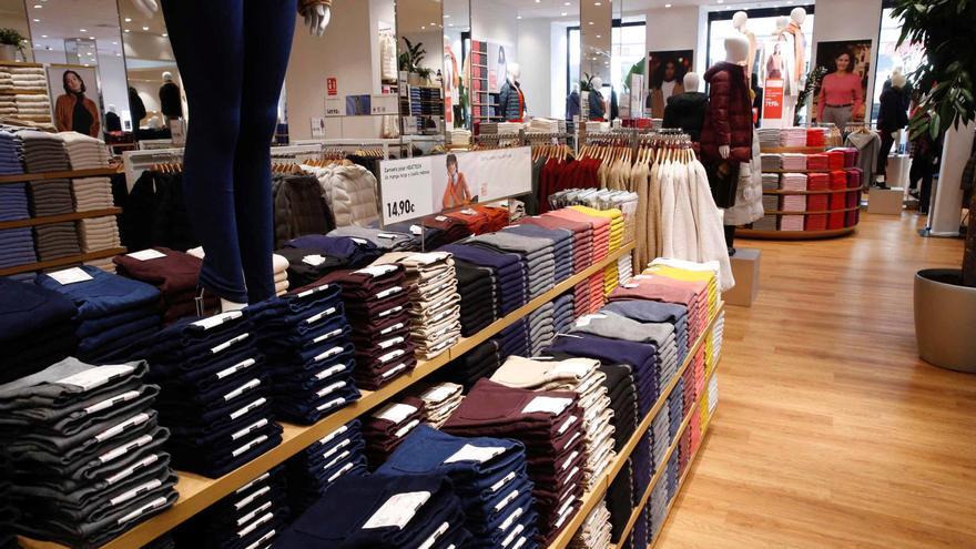 El truco que muy pocos saben para que te sustituyan la ropa que se te ha roto hasta dos años después