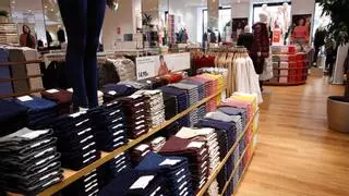 El truco que muy pocos saben para que te sustituyan la ropa que se te ha roto hasta dos años después