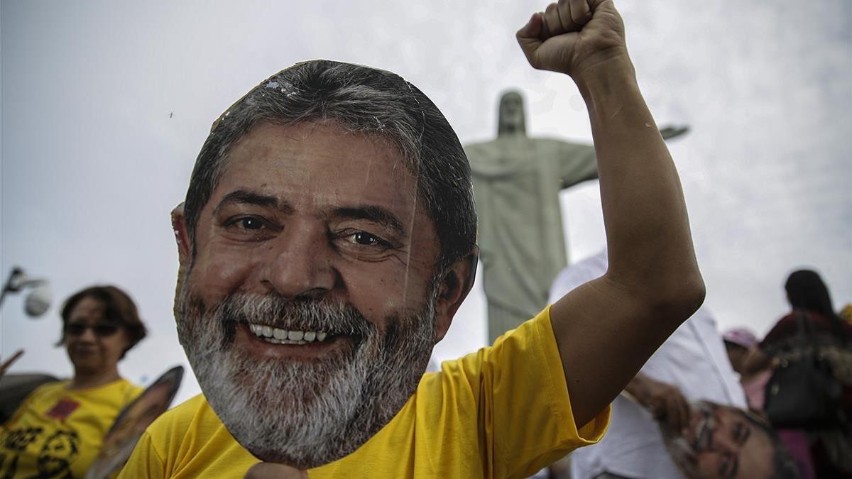 Un manifestante seguidor de Lula usa una máscara con la imagen del expresidente, en un acto a favor de su liberación, el 14 de abril, en Río de Janeiro.